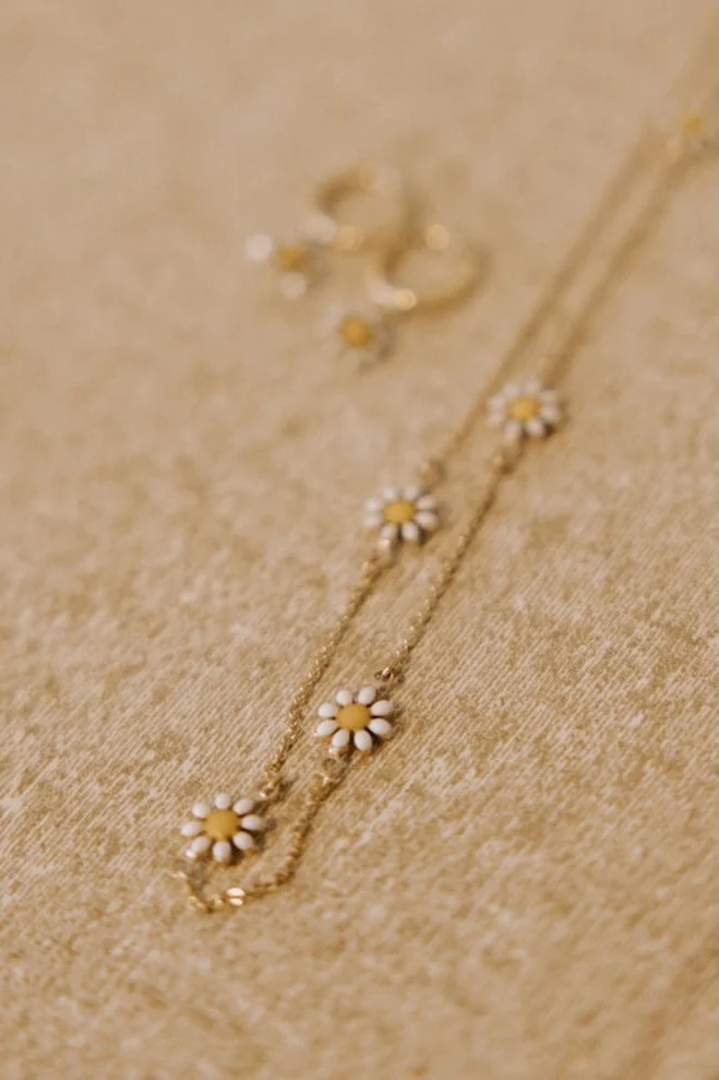 Carolina Daisy Necklace - Image 2
