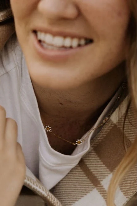 Carolina Daisy Necklace - Image 3