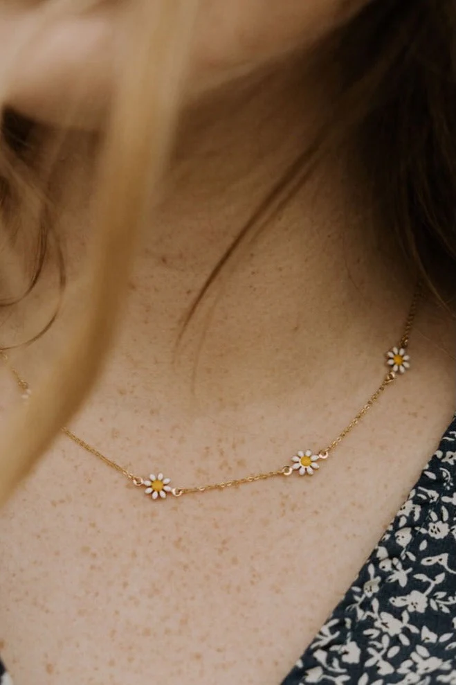 Carolina Daisy Necklace - Image 4