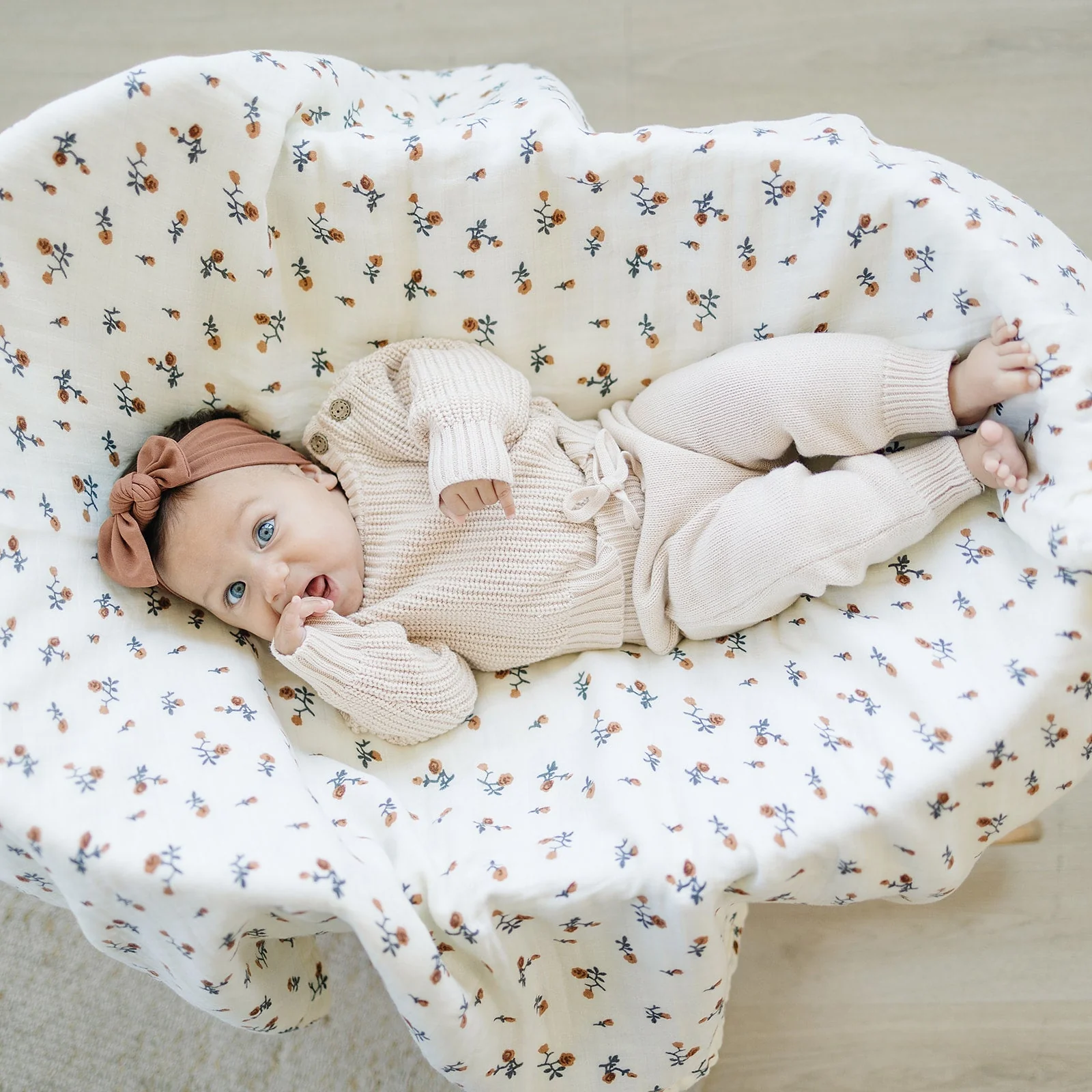 Cream Floral Muslin Quilt - Image 5