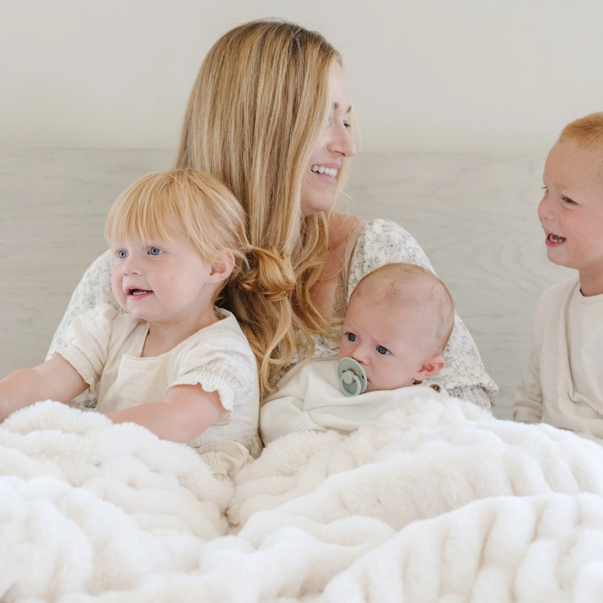 DOUBLE RUCHED FAUX FUR THROW BLANKETS - Image 2