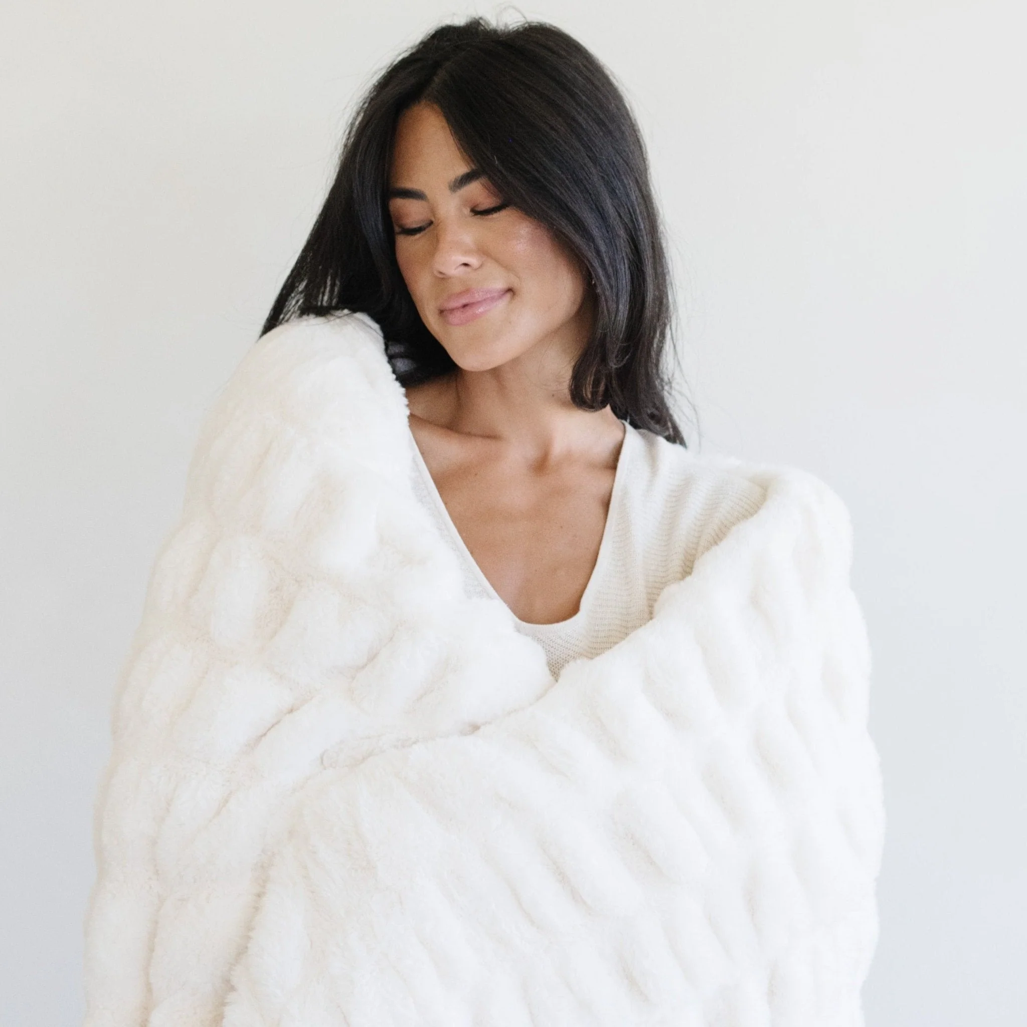 DOUBLE RUCHED FAUX FUR THROW BLANKETS - Image 3