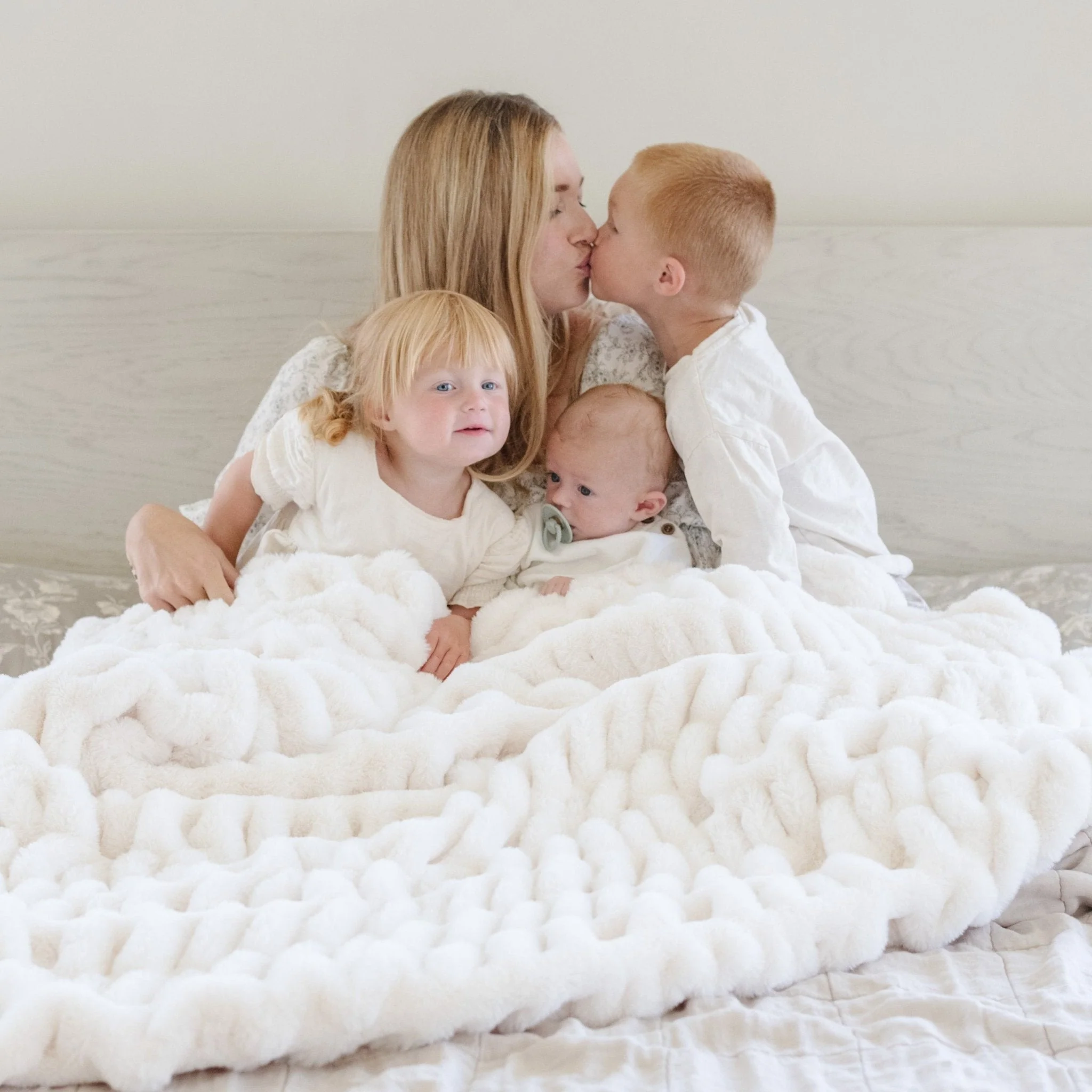 DOUBLE RUCHED FAUX FUR THROW BLANKETS - Image 4