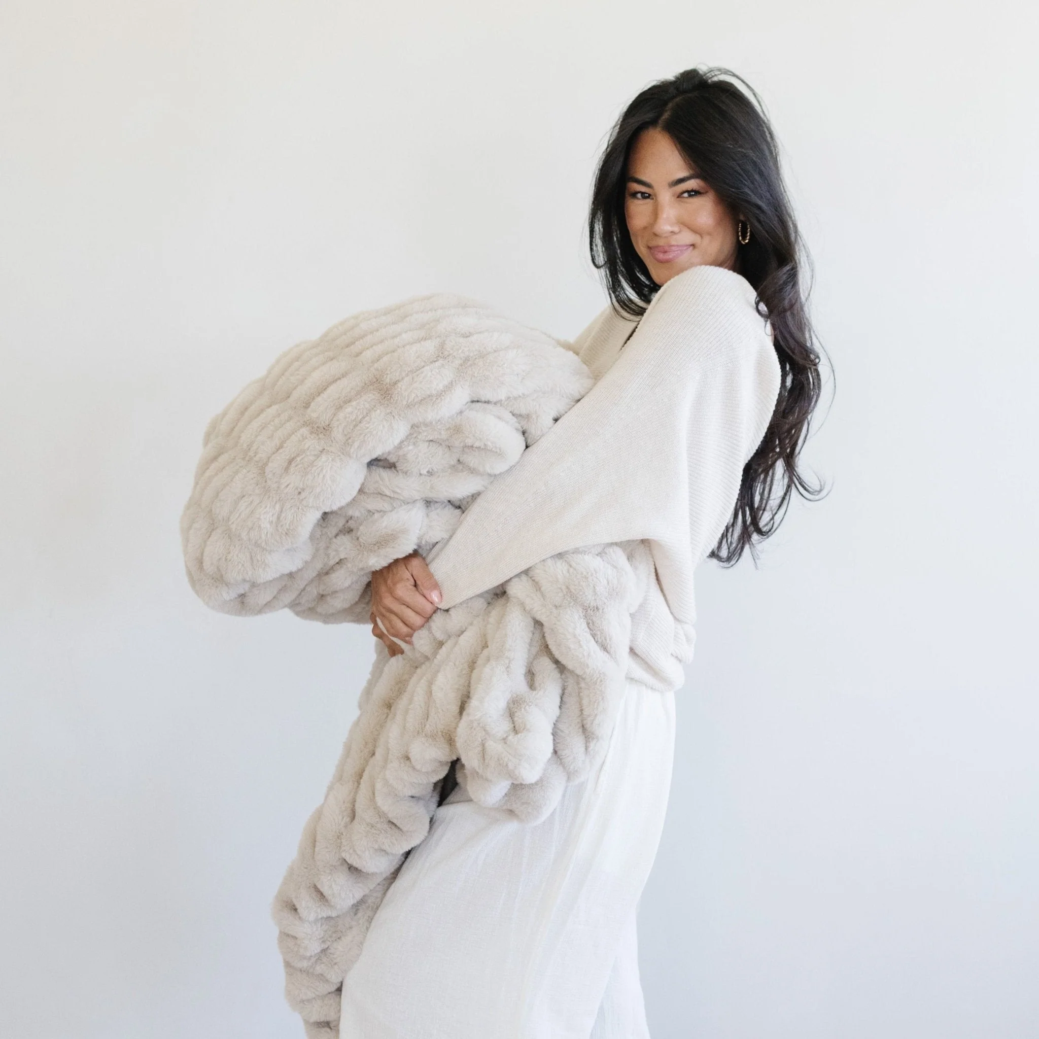 DOUBLE RUCHED FAUX FUR THROW BLANKETS - Image 6