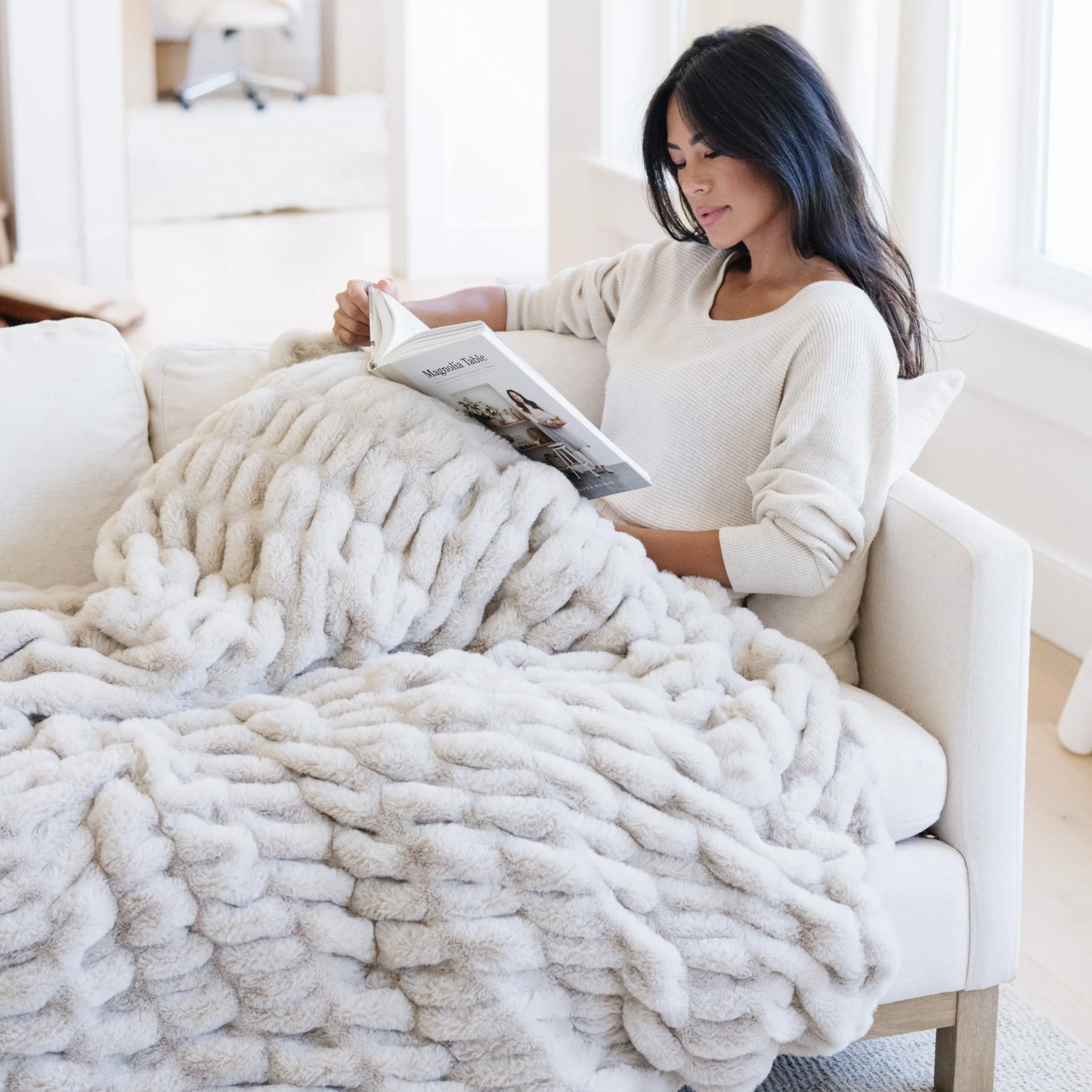 DOUBLE RUCHED FAUX FUR THROW BLANKETS - Image 7