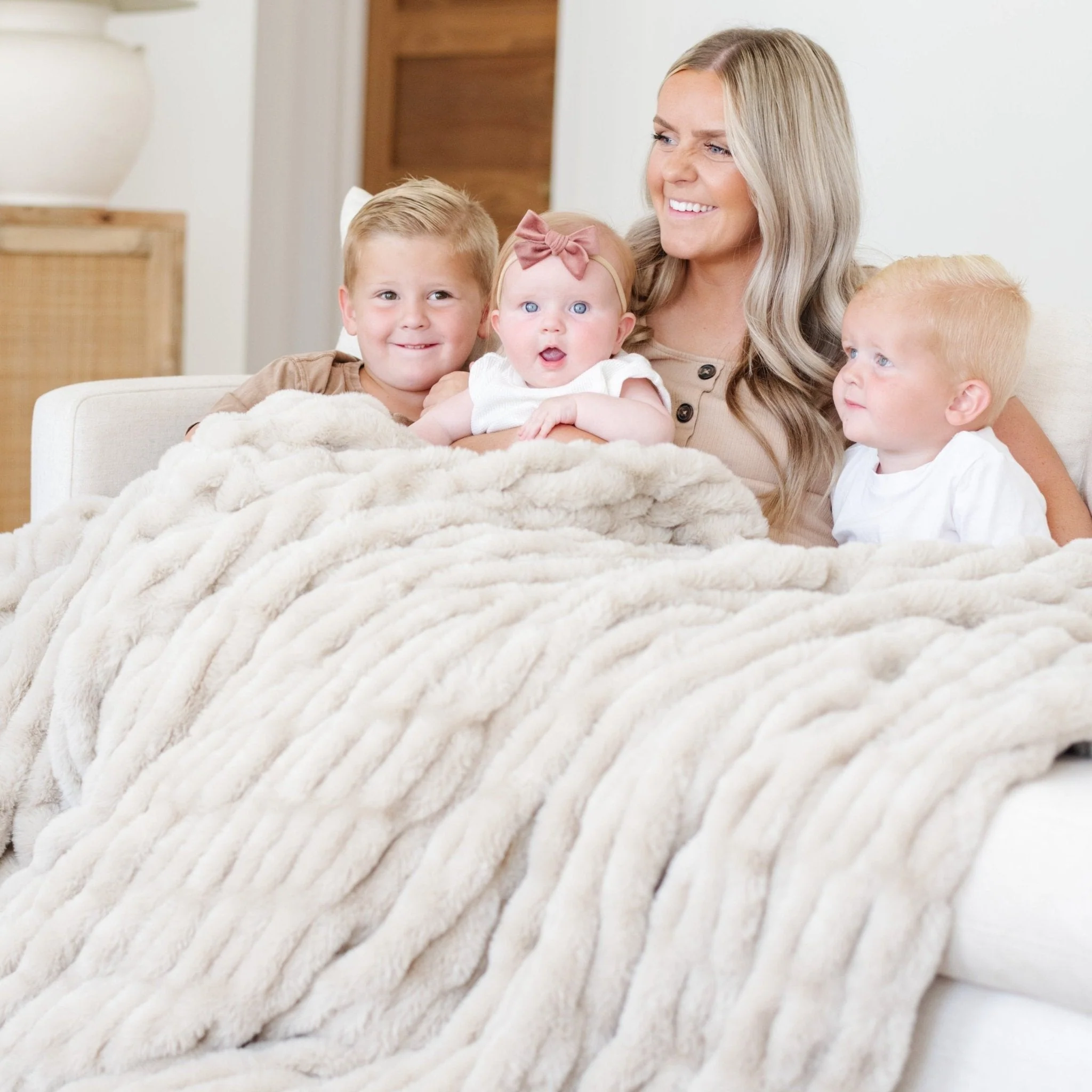 DOUBLE RUCHED FAUX FUR XL THROW BLANKETS - Image 6