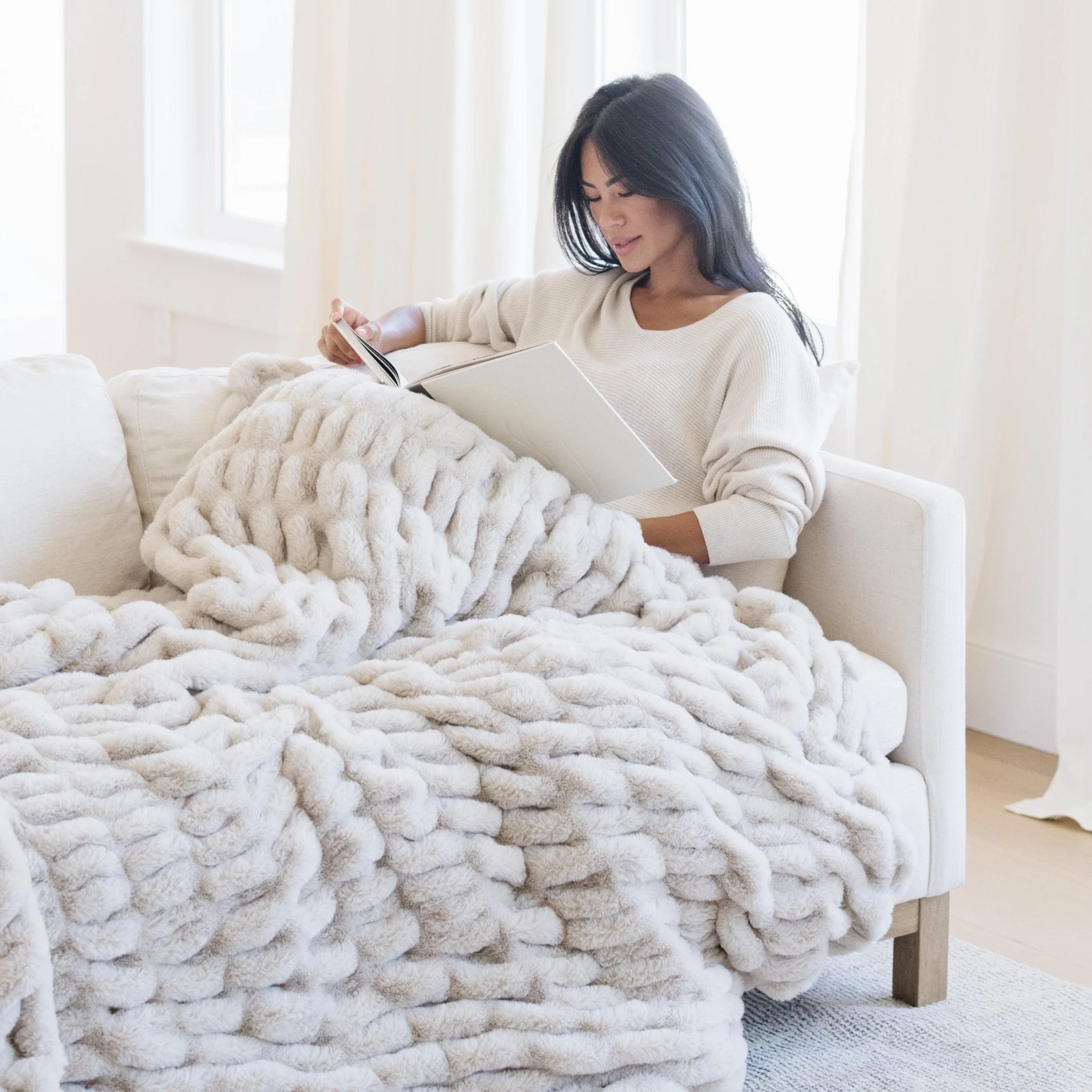 DOUBLE RUCHED FAUX FUR XL THROW BLANKETS - Image 8