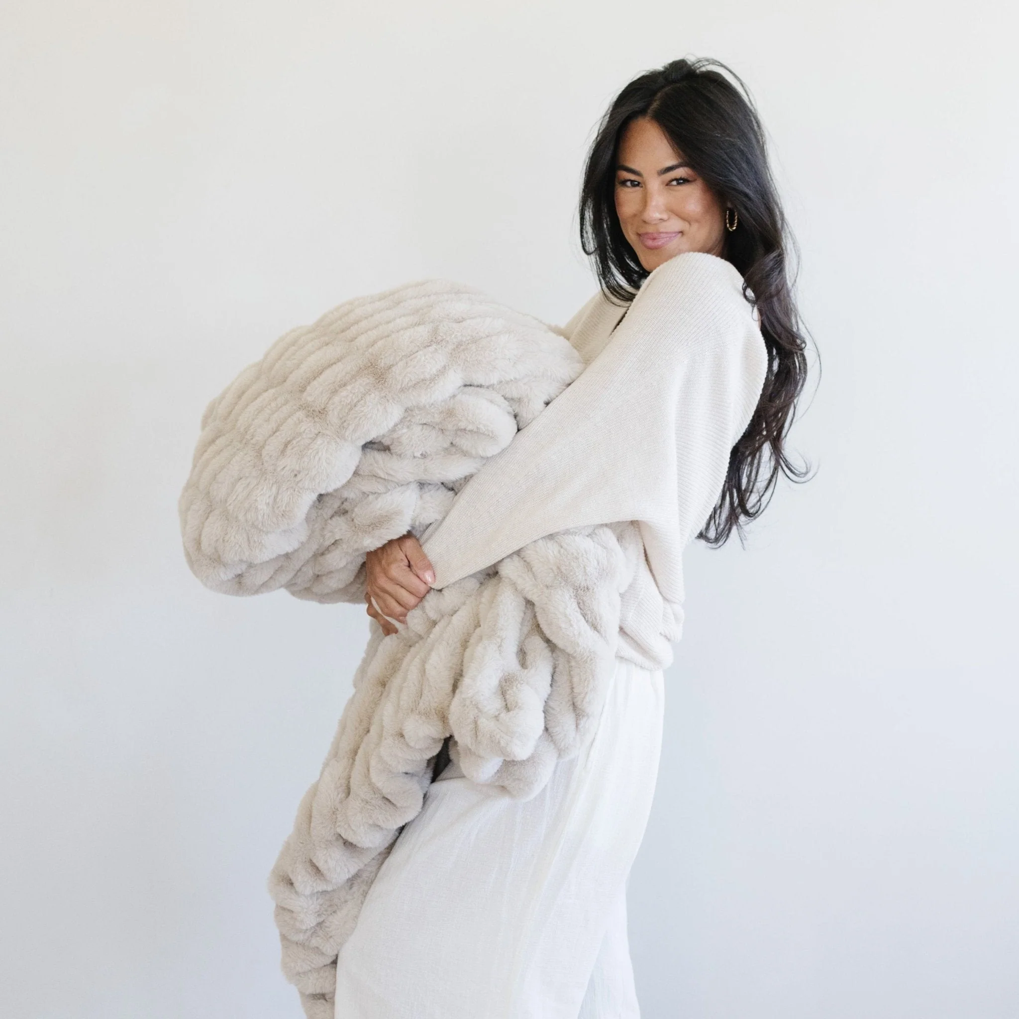 DOUBLE RUCHED FAUX FUR XL THROW BLANKETS - Image 9