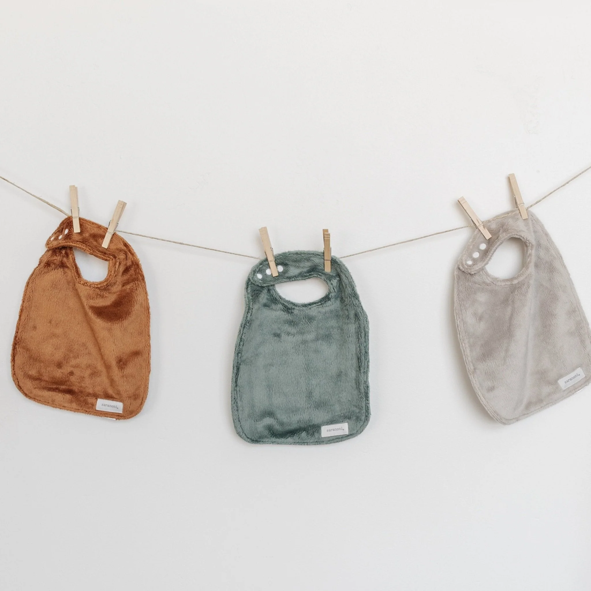 MINKY BIBS 3-PACK - Image 20