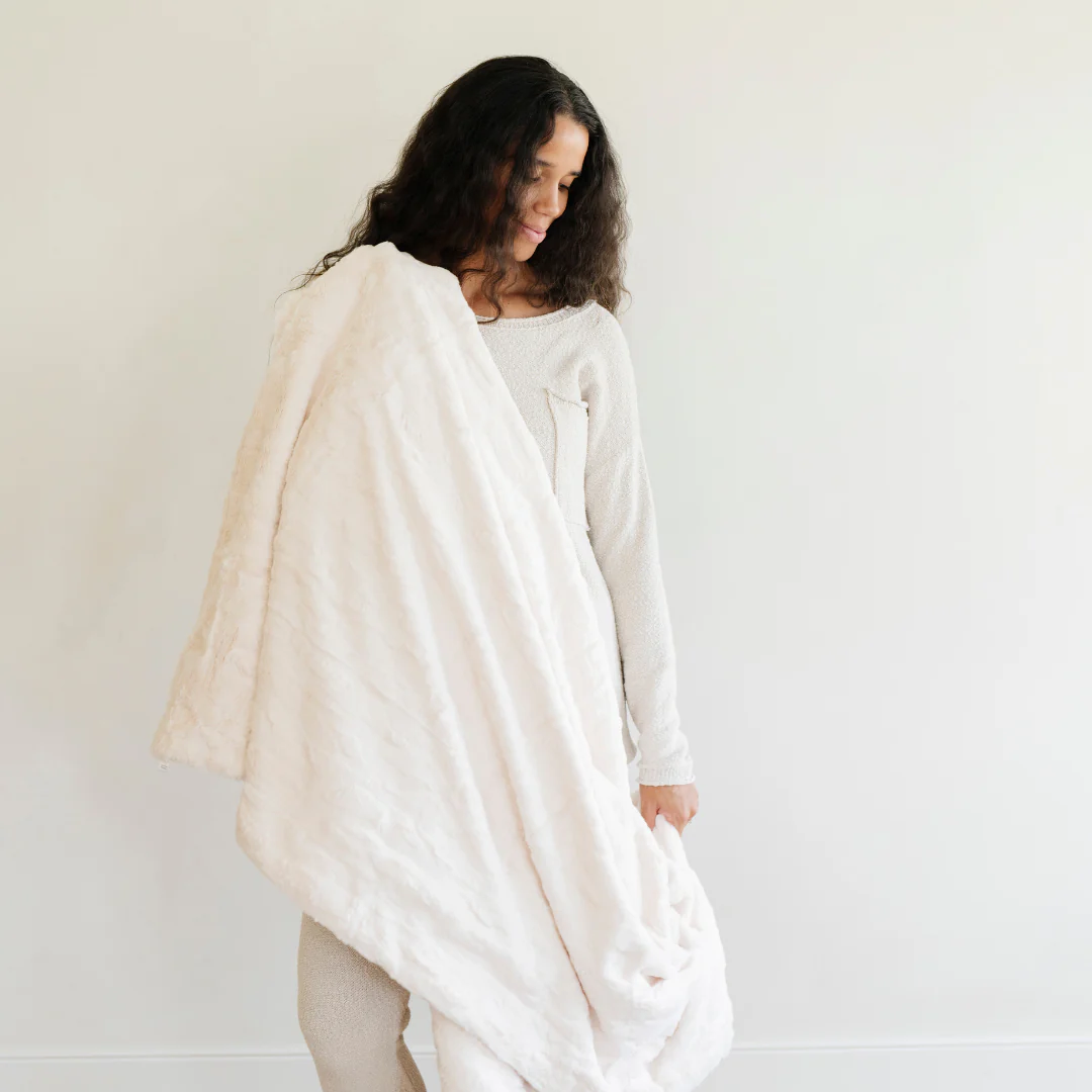 PATTERNED FAUX FUR THROW BLANKETS - Image 10