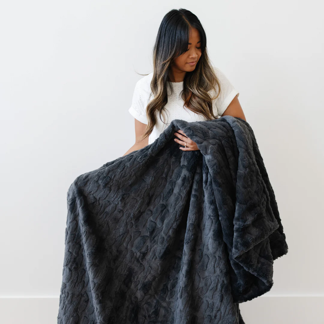 PATTERNED FAUX FUR THROW BLANKETS - Image 15