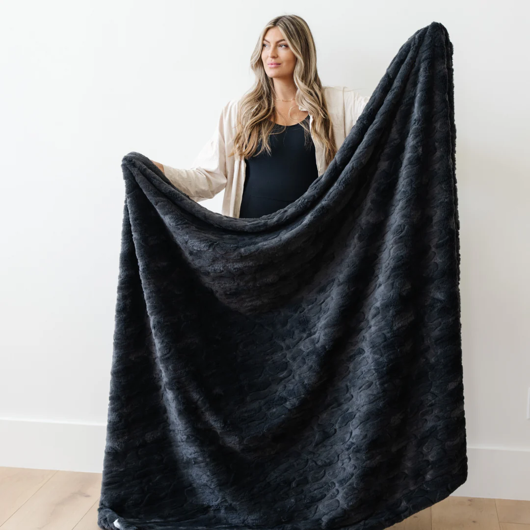 PATTERNED FAUX FUR THROW BLANKETS - Image 17