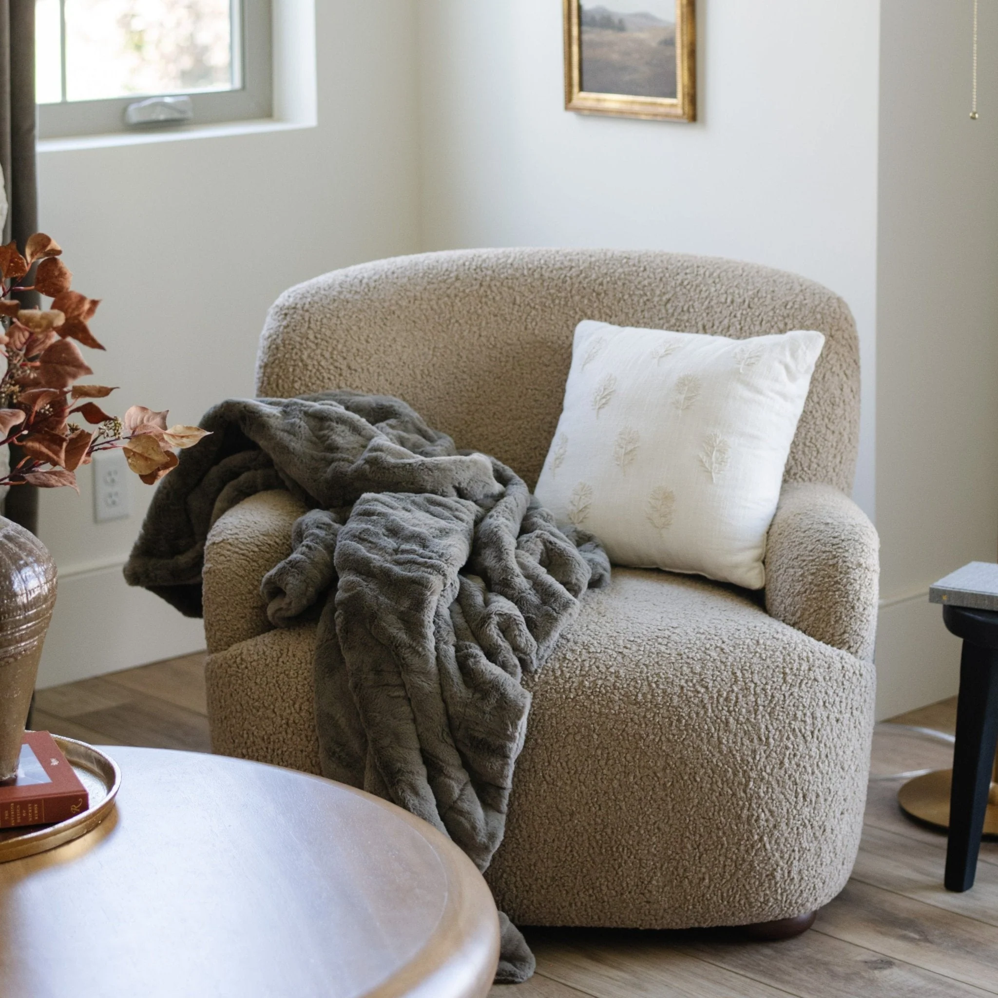 PATTERNED FAUX FUR THROW BLANKETS - Image 2
