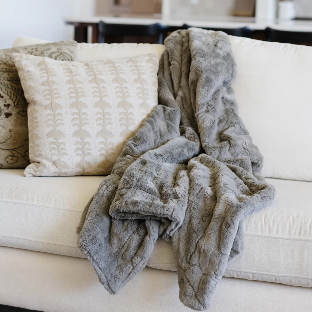 PATTERNED FAUX FUR THROW BLANKETS - Image 24