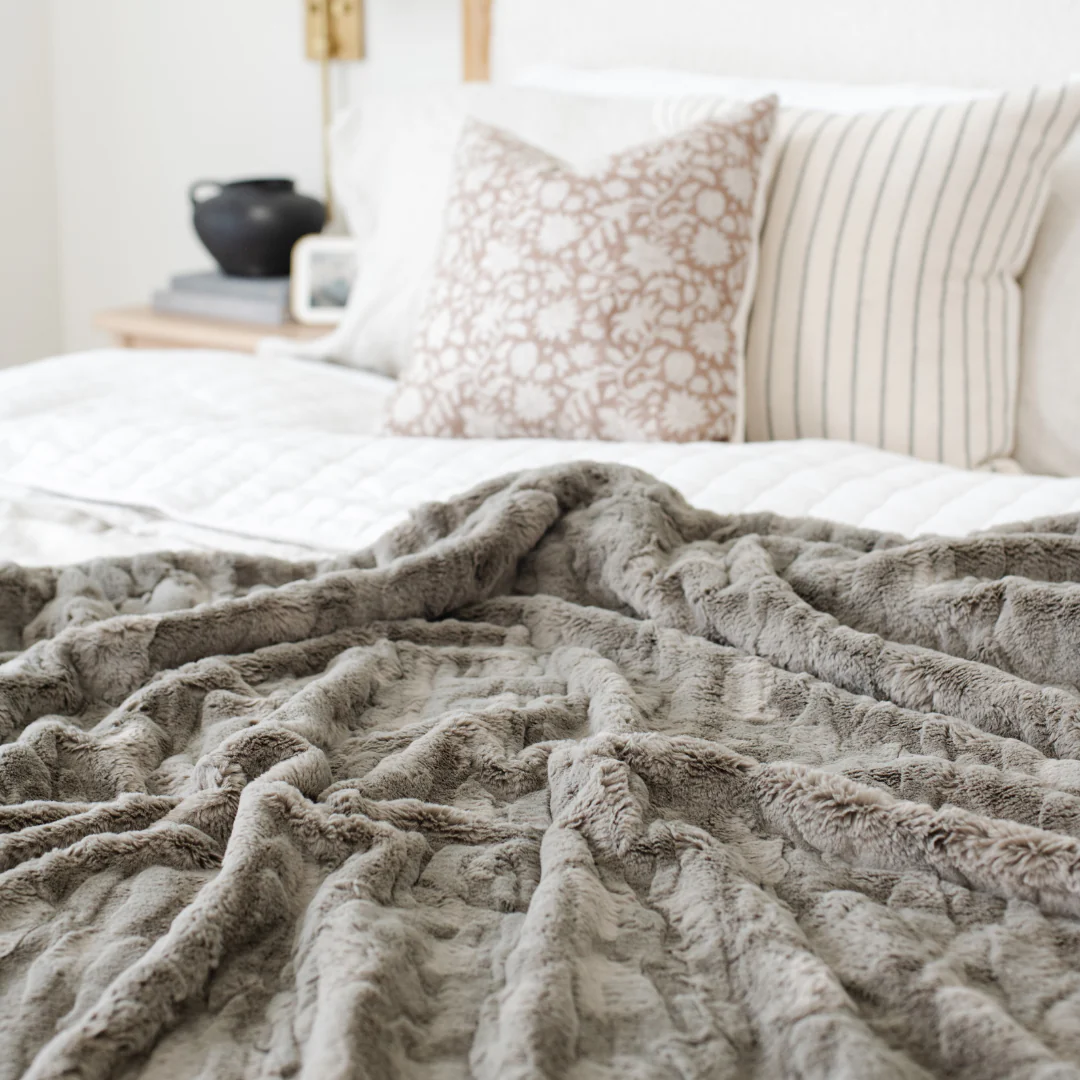 PATTERNED FAUX FUR THROW BLANKETS - Image 26