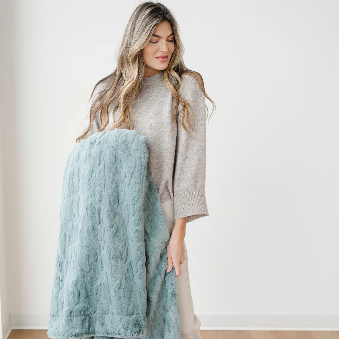 PATTERNED FAUX FUR THROW BLANKETS - Image 27