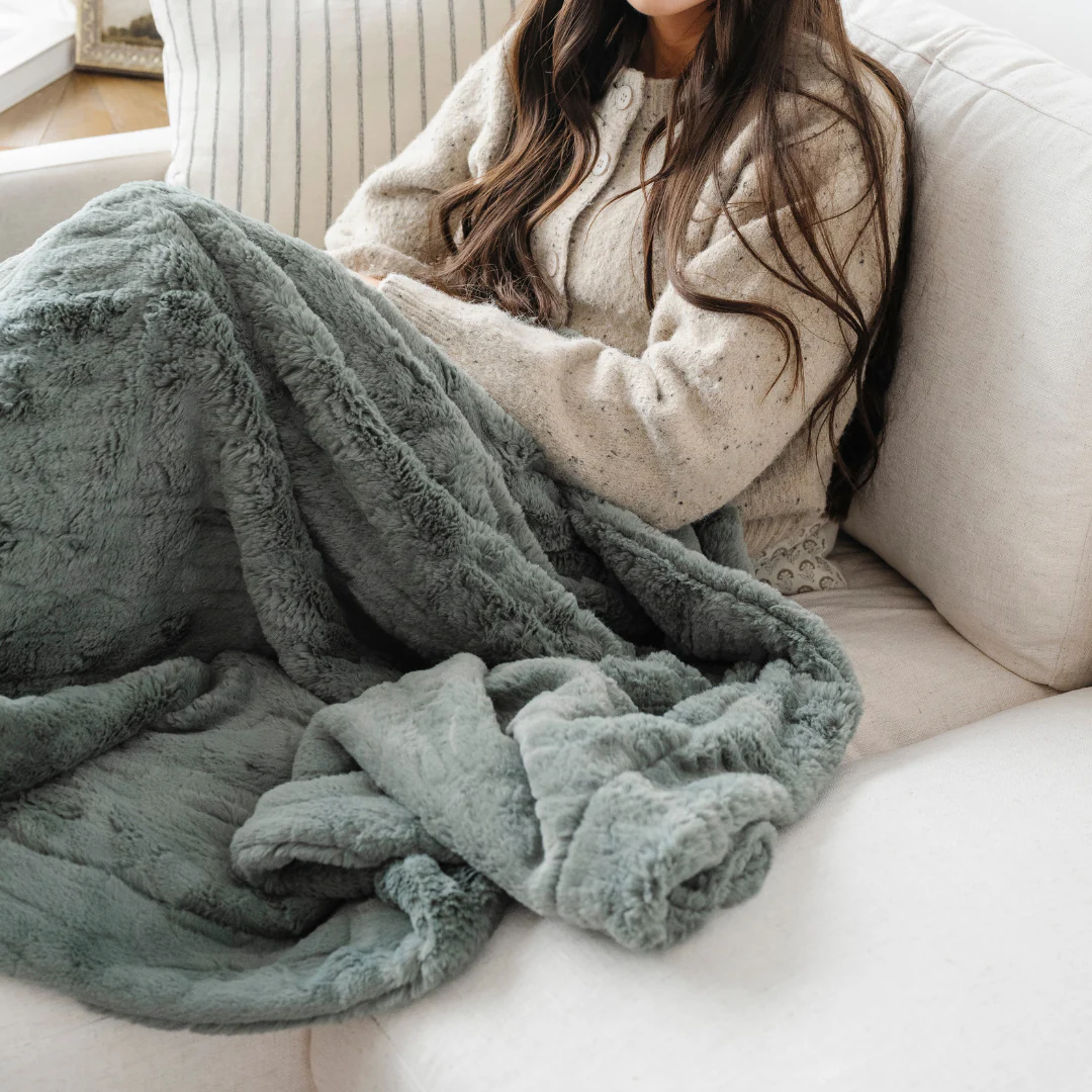 PATTERNED FAUX FUR THROW BLANKETS - Image 37