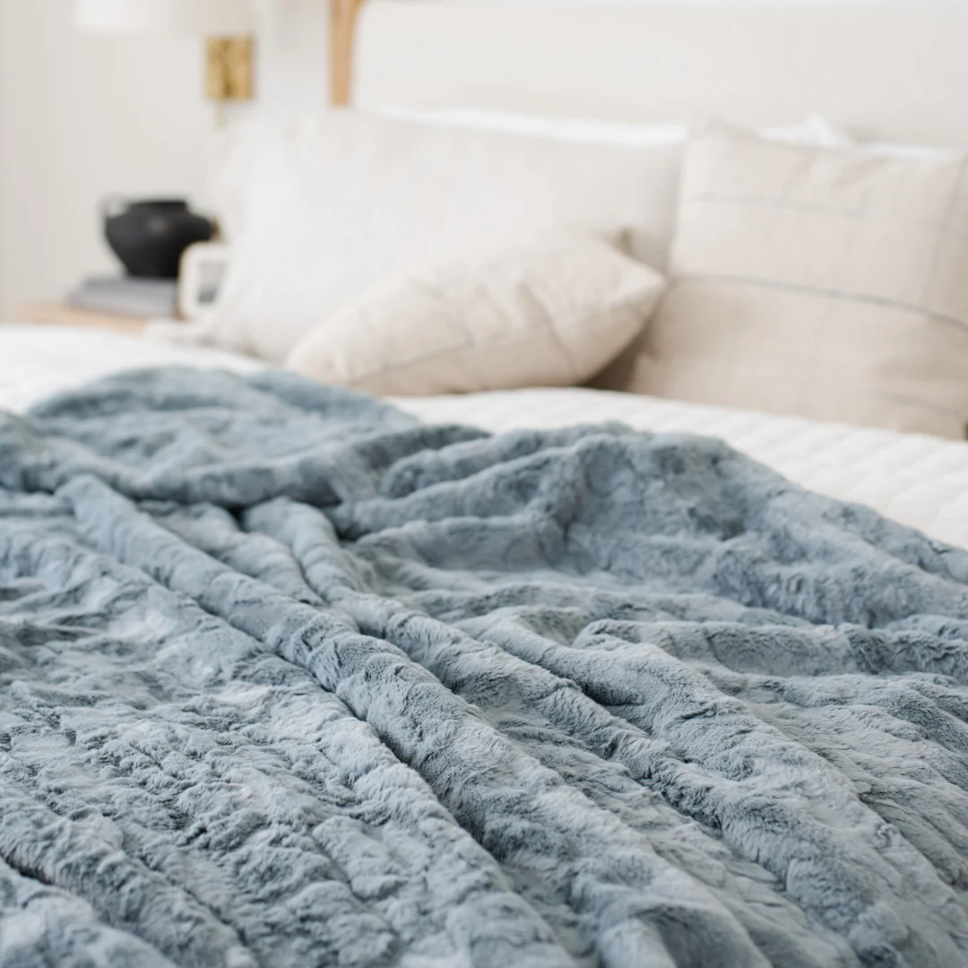 PATTERNED FAUX FUR THROW BLANKETS - Image 46