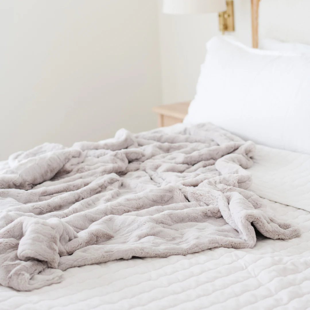 PATTERNED FAUX FUR THROW BLANKETS - Image 5