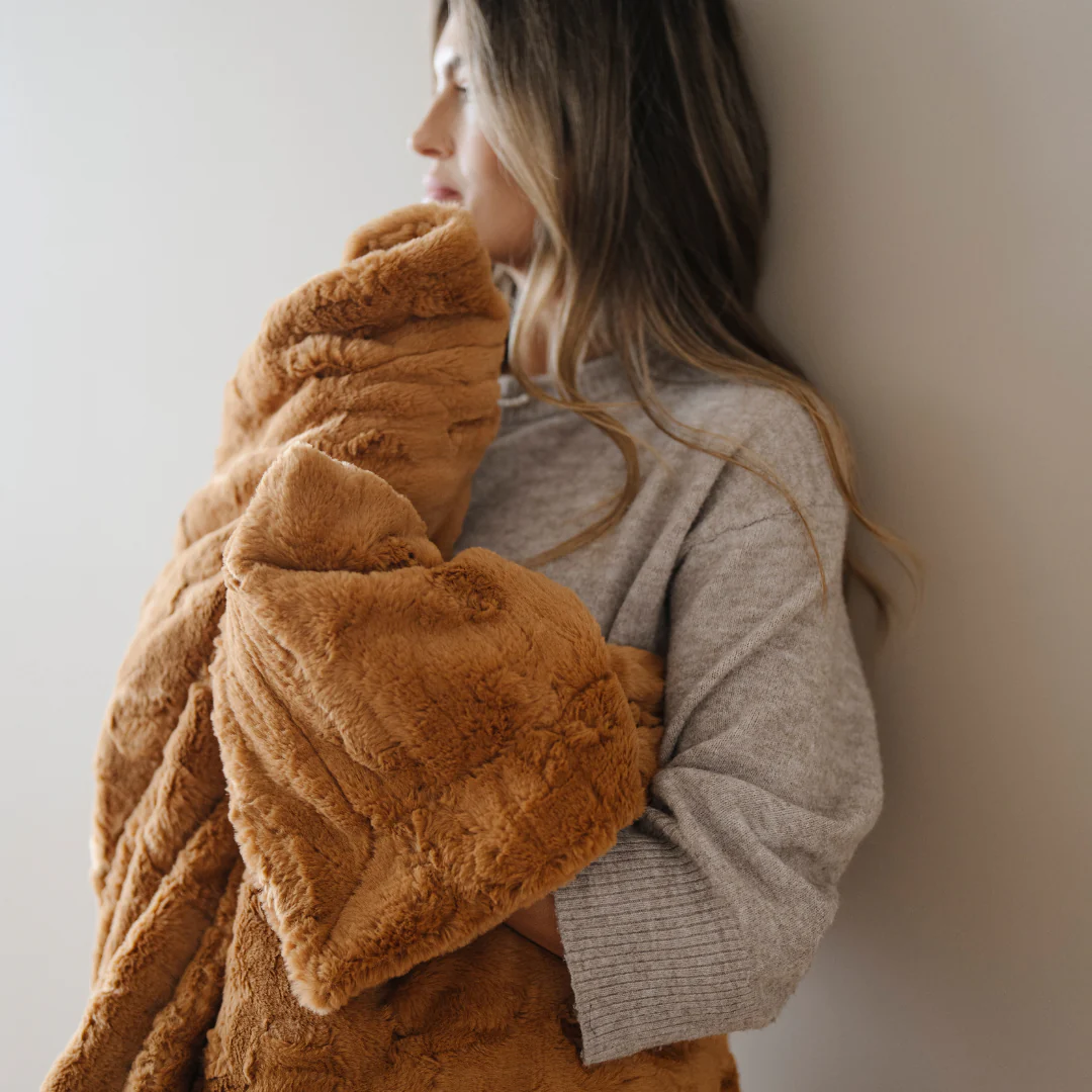 PATTERNED FAUX FUR THROW BLANKETS - Image 50