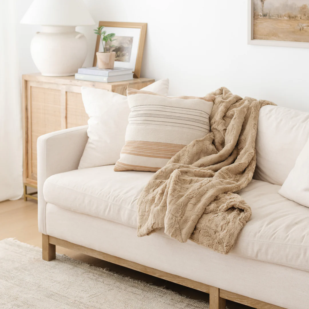 PATTERNED FAUX FUR THROW BLANKETS - Image 51
