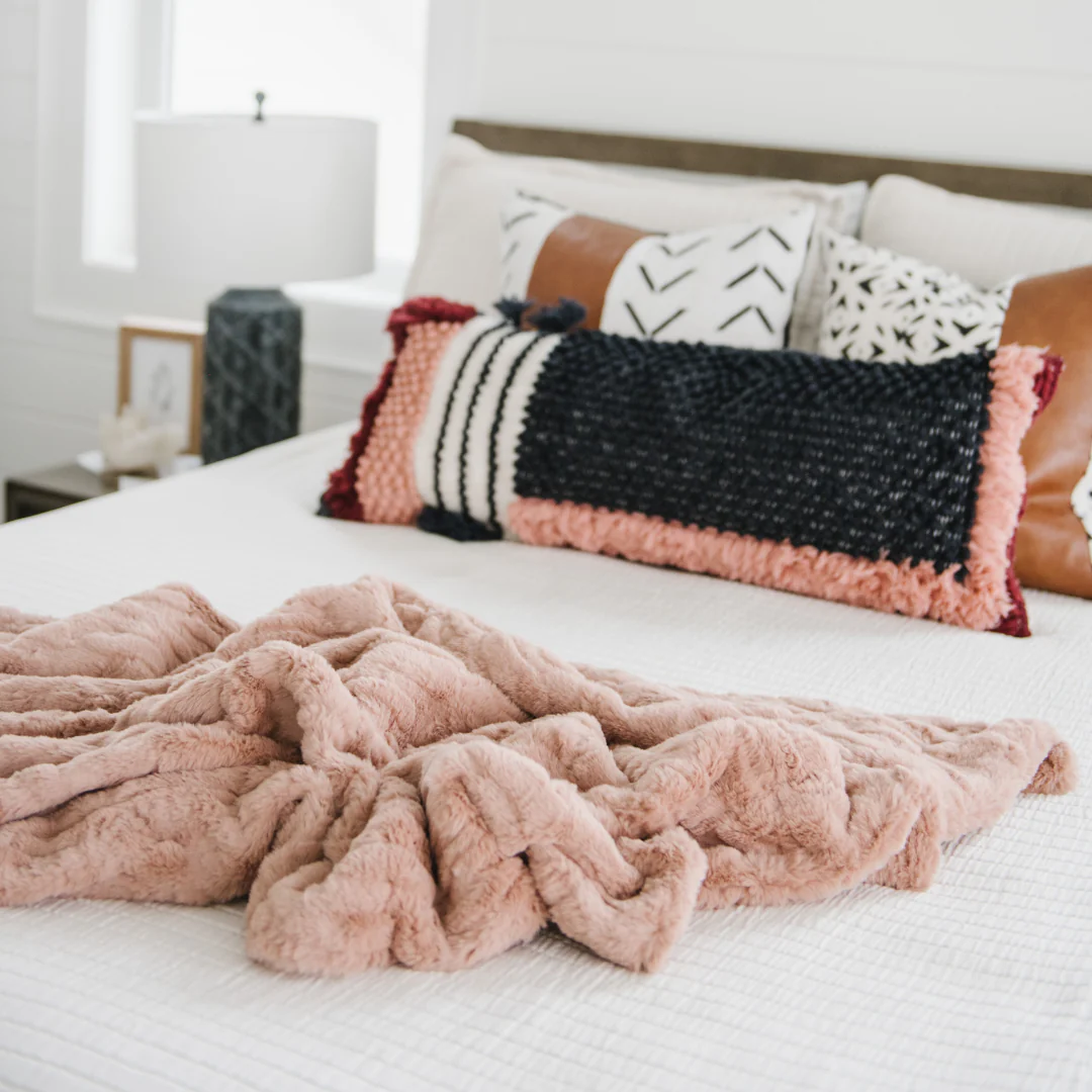 PATTERNED FAUX FUR THROW BLANKETS - Image 58