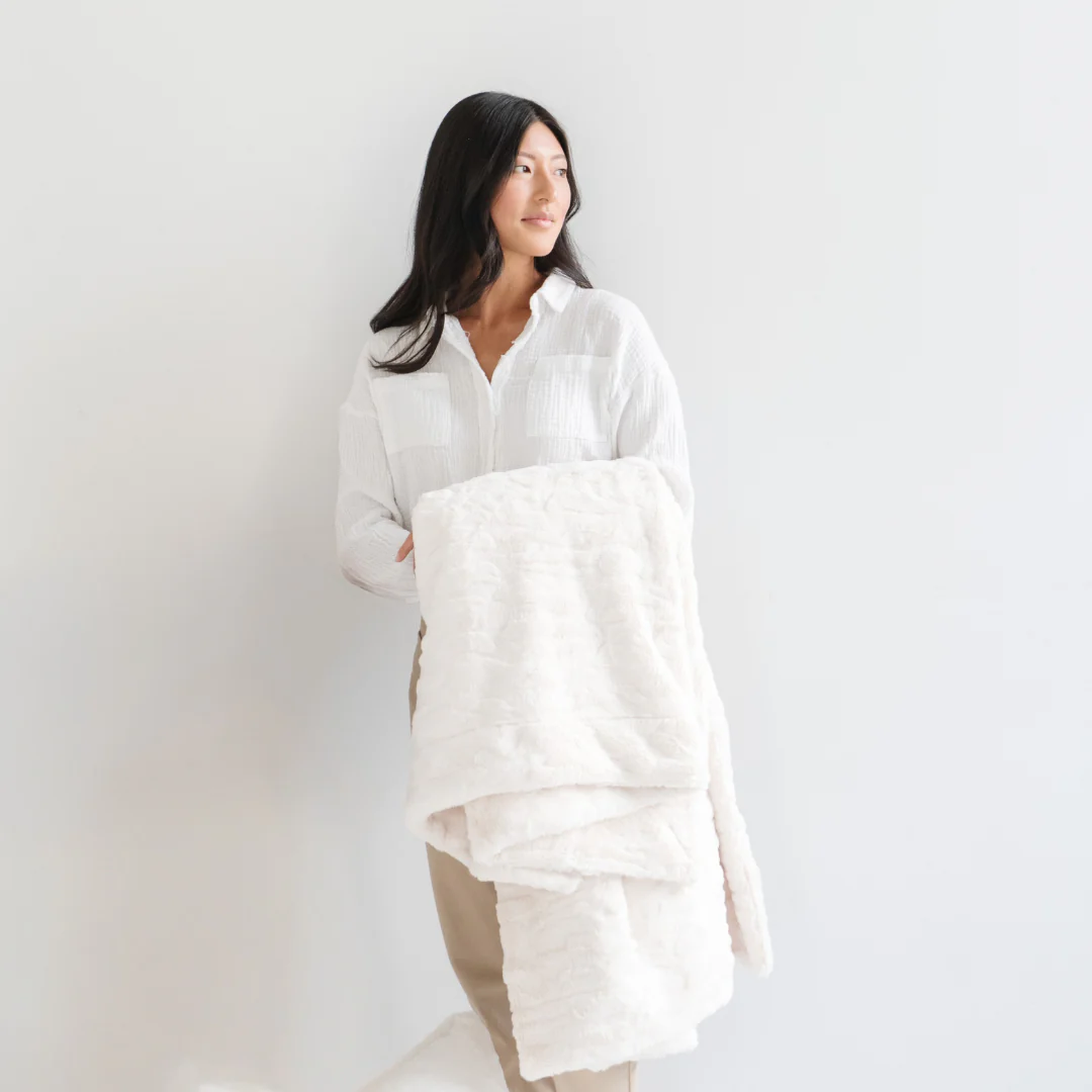 PATTERNED FAUX FUR THROW BLANKETS - Image 9