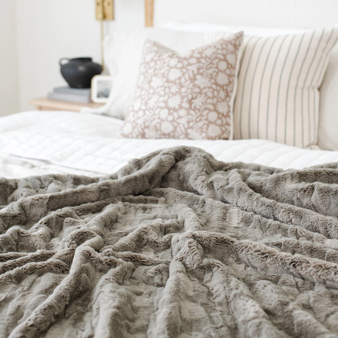 PATTERNED FAUX FUR XL THROW BLANKETS - Image 32