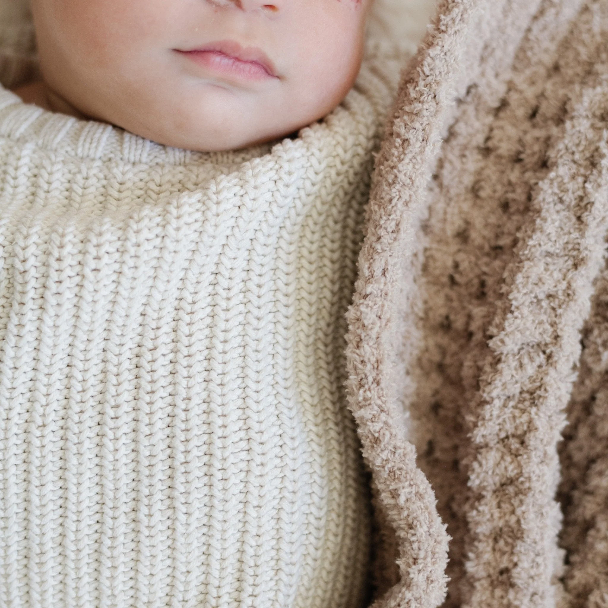 WAFFLE KNIT MINI BLANKETS - Image 10