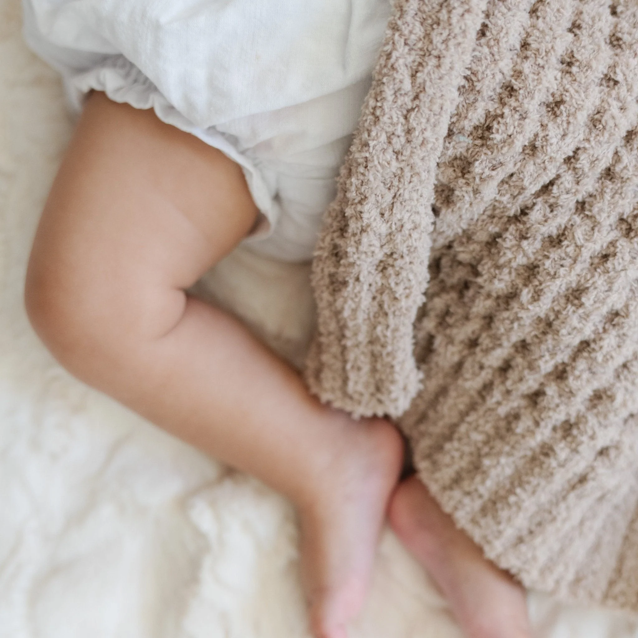 WAFFLE KNIT MINI BLANKETS - Image 12