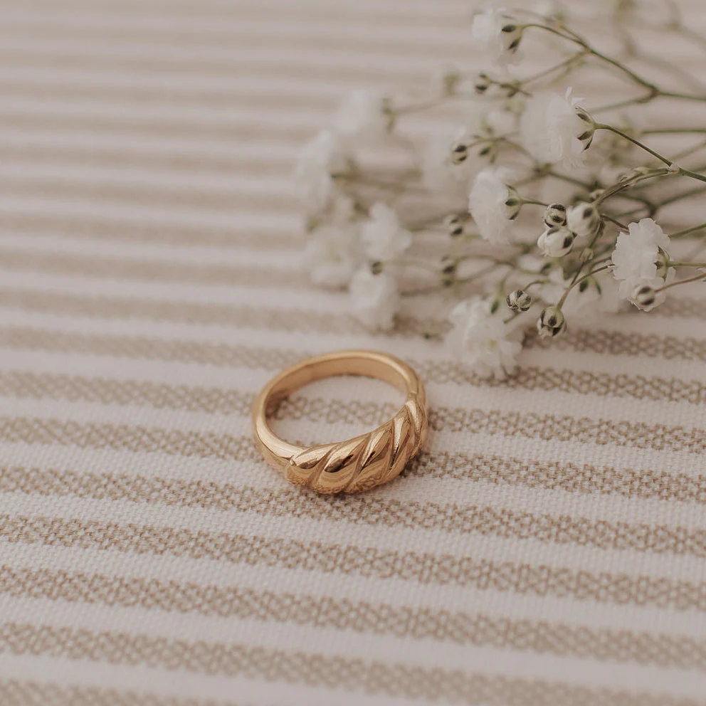 Wren Twist Ring